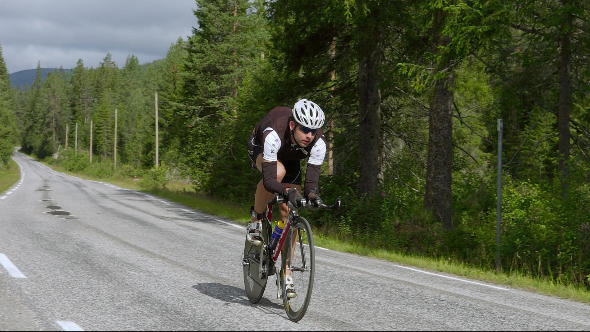 力量之轻与瞬间之燃，羽毛球的双重奏