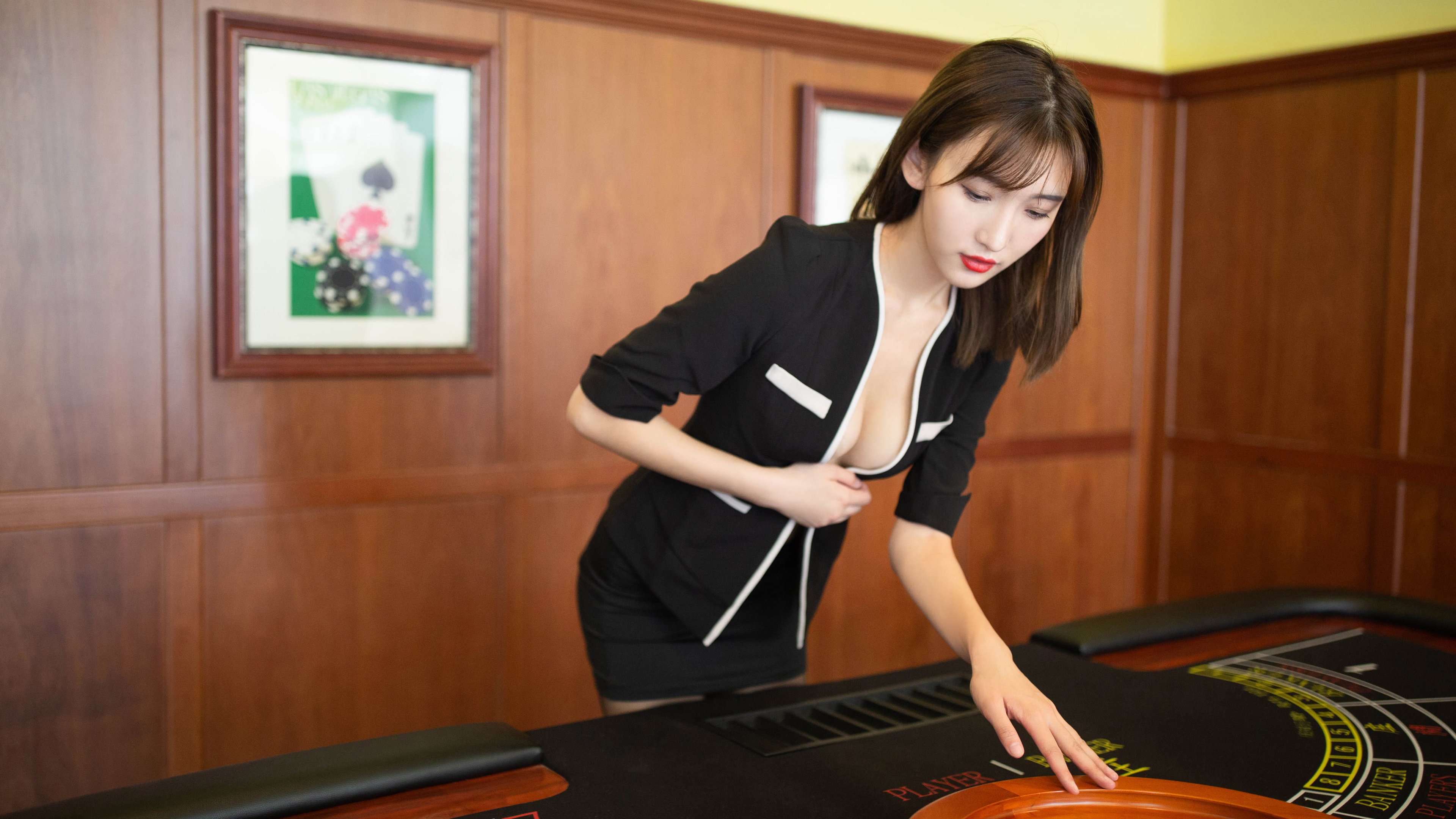 刀在鞘中藏锋于日常，刃出鞘时寒光映欧冠