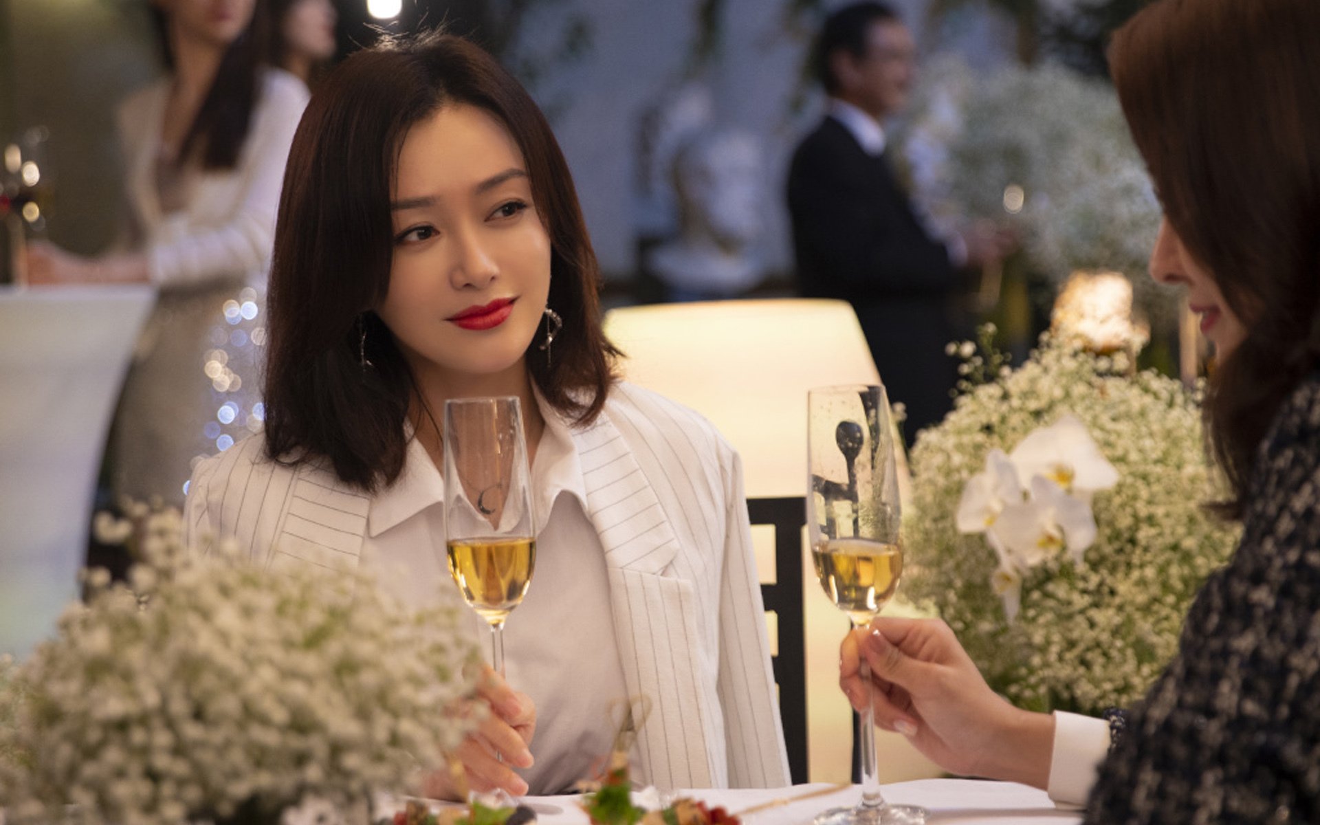 银色闪电与金色弧线